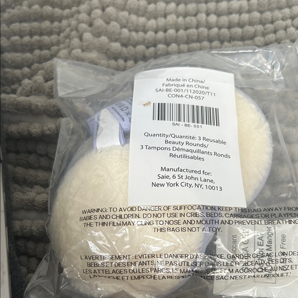 Saie Soft Cream and Light Purple Beauty Pads - Picture 2 of 2